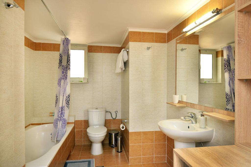 Iokasti Homes Kato Galatas Luaran gambar
